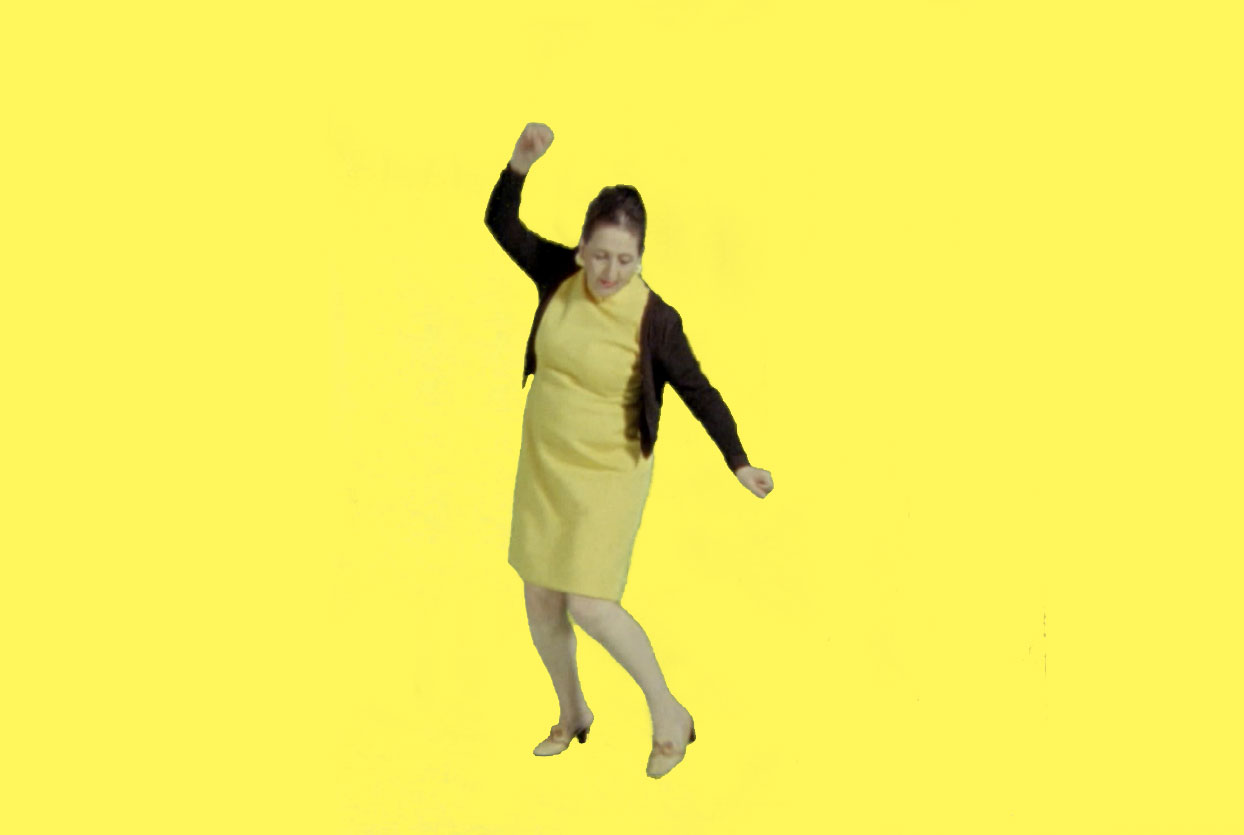 Zineb danse sur fond jaune